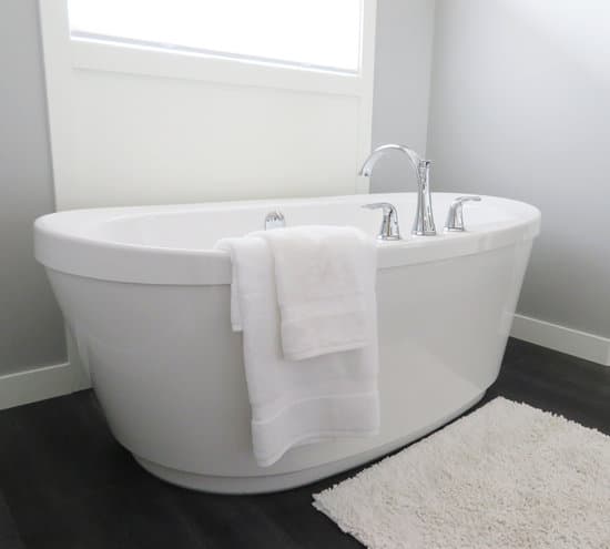 Adapter la hauteur pour les petites salles de bain Comment mettre une baignoire dans une petite salle de bain