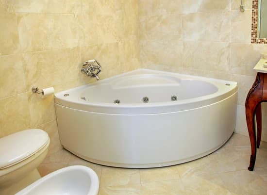 Quelle est la hauteur d'une baignoire d'angle