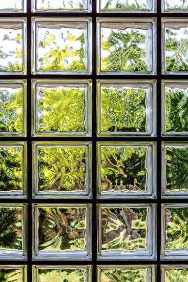 Mur et cloison en brique de verre à l'extérieur