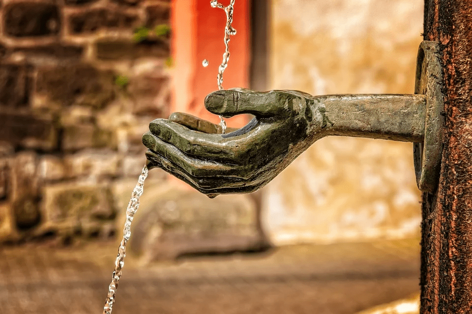 fontaine eau main