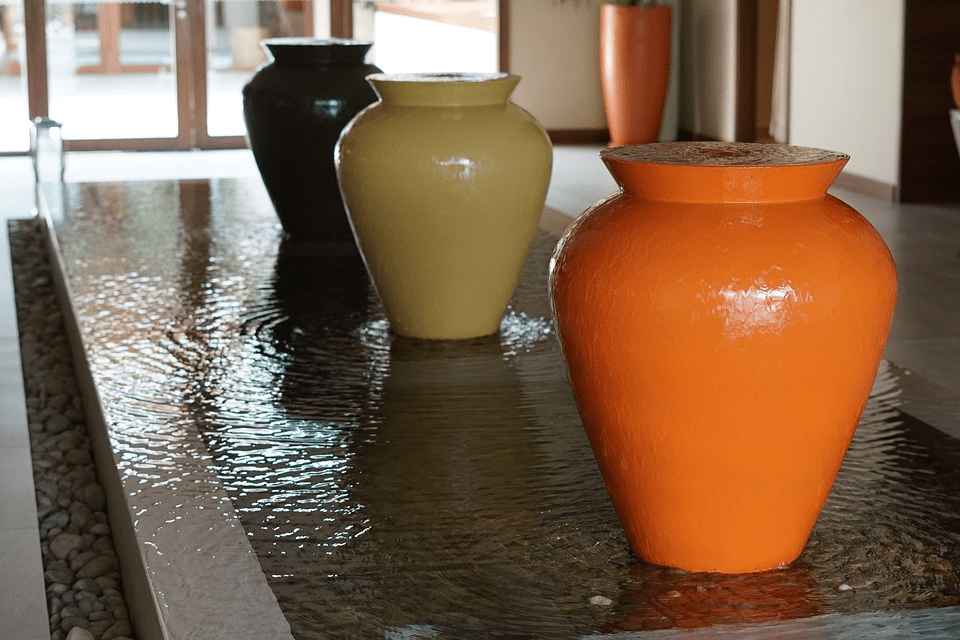 Fontaine eau avec grande jarre en couleur