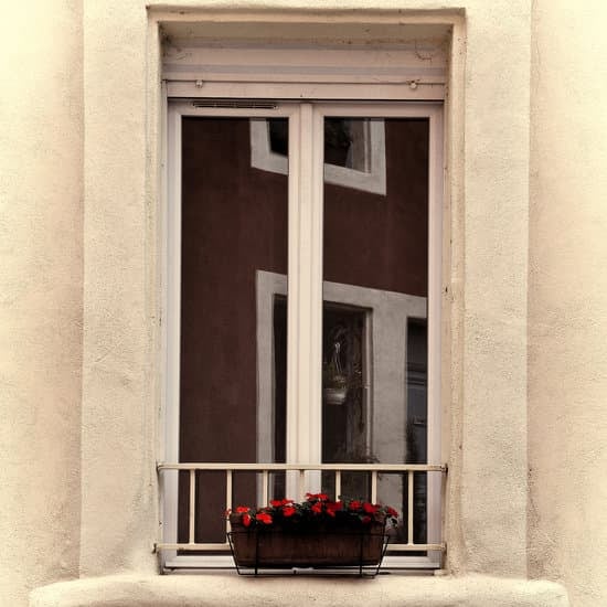 Porte-Fenêtre en PVC Blanc ou Noir  Avantages et Prix