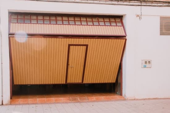 Porte de Garage Basculante Isolée