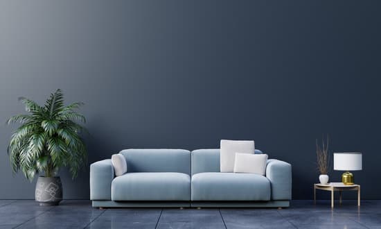 Découvrez comment meubler un salon avec nos sélection des meilleurs meubles et rangements d'Ikea. Que vous cherchiez un canapé confortable, une table basse pratique, un meuble TV modulable ou encore des solutions de rangement astucieuses, nous avons ce qu'il vous faut. Nous vous proposerons également des idées de décoration pour créer une ambiance chaleureuse. Le tout, adapté à tous les budgets et livré facilement à domicile. Choisir son mobilier de salon Ikea Lors de la sélection de votre mobilier de salon Ikea, plusieurs critères sont à prendre en compte. Tout d'abord, votre style personnel et le design choisi pour votre salon. Ikea propose une vaste gamme de meubles, des plus modernes aux plus traditionnels. Ensuite, votre espace disponible est un facteur déterminant. Ikea offre des solutions adaptées à tous les espaces, des plus petits aux plus grands. Enfin, votre budget sera un critère essentiel. Ikea propose une large gamme de prix pour s'adapter à toutes les bourses. Pour un style moderne, pensez aux meubles de la série Stocksund, avec leurs lignes épurées et leurs couleurs sombres. Si vous êtes à la recherche d'un style plus rustique, les armoires en bois de la série Havsta pourraient être une excellente option. Pour un espace réduit, optez pour des meubles multifonctionnels comme les bibliothèques Billy ou les meubles de rangement qui peuvent aussi servir de table ou de bureau. Enfin, pour un budget serré, les solutions de rangement sont une option économique et pratique. Rappelez-vous que le but est de créer un espace confortable et fonctionnel qui vous ressemble. Les meubles TV Ikea pour un salon moderne Ikea propose une large gamme de meubles TV pour un salon moderne. Qu'il s'agisse d'un simple banc ou d'une combinaison complète, ces meubles sont à la fois esthétiques, fonctionnels et à prix abordable. Ils se fondent facilement dans la décoration du salon, quel que soit le style de votre table basse ou du canapé. Bancs TV : La collection BESTÅ offre une multitude de bancs TV pour meubler votre salon. Ces meubles peuvent être suspendus au mur pour une finition plus moderne, ou directement posés au sol. Meubles TV avec rangements : Ces meubles permettent de ranger et de cacher vos appareils (box internet, consoles, etc.), tout en offrant un design moderne. Meubles TV blancs : Pour un aménagement organisé et épuré, optez pour le mobilier TV blanc d'Ikea. Vous trouverez des meubles, bancs et supports TV avec et sans tiroirs. Que vous préfériez un meuble TV du même style ou coloris que les autres meubles de votre salon, ou que vous ayez le projet de réaménager entièrement le salon, vous trouverez le meuble TV idéal chez Ikea. Les solutions de rangement modulables Ikea Ikea offre une diversité de solutions de rangement modulables pour le salon, allant des étagères aux armoires. Ces systèmes permettent d'organiser et de ranger efficacement divers objets tels que votre télévision, vos livres ou votre vaisselle. Parmi les options disponibles, vous trouverez des séries comme BESTÅ, PLATSA, IVAR et SMÅSTAD. Chacune de ces séries offre une variété de configurations possibles, vous permettant de créer un espace de rangement qui répond à vos besoins spécifiques. En outre, Ikea propose également des étagères modulaires EKET et KALLAX qui offrent une grande flexibilité. Vous pouvez empiler, accrocher et combiner ces étagères à votre guise, vous permettant ainsi de personnaliser votre espace de rangement. Enfin, si vous recherchez des solutions de rangement pour des espaces spécifiques, comme sous les pentes de toit ou les escaliers, la série PLATSA pourrait être une excellente option. Elle offre des bases de différentes hauteurs qui peuvent être liées habilement entre elles. Des meubles de bureau adaptés pour le salon L'installation d'un espace de travail dans votre salon peut être un véritable défi. Heureusement, Ikea propose une sélection de meubles de bureau qui peuvent s'intégrer parfaitement dans le décor de votre salon. Si vous avez besoin d'un bureau, les options d'Ikea sont nombreuses. Par exemple, les bureaux modulables permettent de combiner des plateaux de table, des bureaux d'angle, des éléments à tiroirs et même des supports avec réglage électrique pour la hauteur. Pour le rangement, les meubles de rangement bureau d'Ikea sont une excellente option. Ils offrent une grande variété de styles et de configurations, des rangements de bureau hauts, bas, à portes ou à tiroirs, avec ou sans rangement pour dossiers suspendus. Les armoires en métal pour le salon d'Ikea sont une option polyvalente qui peut à la fois répondre à vos besoins de rangement et sublimer l'esthétique de votre salon. Enfin, n'oubliez pas l'importance de la chaise de bureau. Pour un confort optimal, Ikea propose une large gamme de chaises de bureau confortables. N'oubliez pas que la clé est de choisir des meubles qui correspondent à vos besoins et à votre style de vie, tout en s'harmonisant avec le reste de votre décoration de salon. Armoires et buffets Ikea pour un salon organisé Les armoires et buffets Ikea sont des pièces essentielles pour maintenir un salon bien organisé. Ils offrent un espace de rangement astucieux pour tous vos objets du quotidien. Les buffets Ikea peuvent être utilisés pour ranger la vaisselle et sont disponibles dans différents styles et couleurs. Ils s'intègrent facilement dans toutes les décorations de salon grâce à la grande diversité de modèles. Les armoires Ikea sont idéales pour ranger vos vêtements ou d'autres objets. Vous pouvez choisir parmi une vaste sélection d'armoires ou créer votre propre combinaison sur mesure grâce à l'outil de planification d'Ikea. Les armoires en métal Ikea apportent une touche d'élégance fonctionnelle à votre salon. Elles sont disponibles dans une grande variété de designs, dimensions et finitions pour parfaire votre déco. Si vous recherchez des solutions de rangement pour des objets spécifiques, comme votre porcelaine fine, un vaisselier Ikea pourrait être la solution idéale. Ils sont à la fois fonctionnels et élégants, ajoutant une touche d'élégance à votre salon. En somme, que vous ayez besoin de ranger votre vaisselle, vos vêtements ou tout autre objet du quotidien, les armoires et buffets Ikea vous offrent des solutions de rangement adaptées à vos besoins. Décoration et accessoires Ikea pour compléter la déco du salon L'enseigne Ikea offre une panoplie d'accessoires et de décorations pour compléter la déco de votre salon. Vous pouvez apporter une touche de personnalité à votre intérieur en ajoutant des accessoires décoratifs tels que des cadres photos, des cache-pots, des coussins, des lampes ou même des stores. Si vous préférez des accessoires utilitaires, Ikea met à votre disposition des articles ménagers et accessoires déco qui se marient parfaitement avec la décoration de votre salon. Vous pourrez par exemple opter pour des accessoires déco noirs, qui apporteront une touche d'élégance à votre intérieur. Pour ceux qui aiment changer la décoration en fonction des saisons, Ikea propose également des articles pour apporter une touche saisonnière à votre salon. Pour finir, n'oubliez pas de consulter les galeries d’idées d'aménagement proposées par Ikea pour vous inspirer et créer un salon qui vous ressemble. Le service de livraison à domicile d'Ikea Le service de livraison à domicile d'Ikea est un atout majeur pour l'achat de vos meubles de salon. Il vous permet d'acheminer facilement et rapidement vos achats à l'adresse de votre choix. Le coût du service dépend du poids et de la taille de votre commande, avec un tarif de livraison à partir de 29,90€ pour la collecte de vos achats en magasin. Les modes de livraison proposés varient entre la livraison à domicile et la livraison en point de retrait. Pour une livraison le jour même de vos achats en magasin, Ikea offre la possibilité de livraison express en deux heures. Cependant, il n'est pas possible de bénéficier du service montage avec une livraison express. Pour les petits articles ne dépassant pas 12 kg et 115 cm, Ikea propose une livraison gratuite pour toute commande d'un montant minimal de 60 €. Vous serez prévenu une heure à l'avance de l'arrivée de votre commande par un appel téléphonique. Prix et montage des meubles de salon Ikea Le choix d'un meuble de salon Ikea est une chose, mais son montage en est une autre. Ikea propose un service de montage à domicile, dont le tarif dépend du type de meuble à assembler. Par exemple, le montage d’un lit démarre à partir de 35€, celui d’une armoire à partir de 45€ et d’une commode à partir de 25€. Pour les meubles de salon spécifiques, TaskRabbit propose une liste de prix à partir de 35€, avec le paiement effectué une fois le montage terminé. Le tarif minimum pour le service de montage proposé directement par Ikea est de 100€. Il est à noter que les meubles seront fixés aux murs conformément aux instructions de montage, sans frais supplémentaires. Ainsi, vous pouvez profiter de vos meubles de salon Ikea sans vous soucier de leur montage. Conclusion En somme, meubler un salon avec Ikea offre la possibilité de créer un espace à la fois confortable, fonctionnel et esthétiquement plaisant. Que vous soyez à la recherche de meubles TV, de solutions de rangement modulables, d'un espace de travail, d'armoires et buffets ou d'éléments de décoration, la marque propose une grande variété de produits pour répondre à vos besoins et à votre style de vie. De plus, la possibilité de livraison à domicile et le service de montage proposé par Ikea vous facilite considérablement la tâche. FAQ Est-ce que ikea fait la livraison à domicile ? Oui, Ikea propose un service de livraison à domicile pour vos meubles de salon. Ce service s'étend sur tout le territoire français. Vous avez également la possibilité de faire livrer vos achats en points de retrait. Pour les petites commandes ne dépassant pas 12 kg, vous pouvez bénéficier de la livraison gratuite à partir de 60 € d'achats. Il est également possible d'opter pour une livraison express si vous souhaitez recevoir vos achats le jour même. Cette option, facturée à partir de 39 €, vous permet de recevoir vos articles en 2 à 3 heures. Cependant, cette option n'est pas compatible avec le service de montage à domicile. Enfin, notez qu'Ikea offre un service de reprise de votre ancien meuble lors de la livraison à domicile. C'est une option pratique si vous remplacez un vieux meuble par un nouveau. Quel est le bois des meubles ikea ? Chez Ikea, le bois est un matériau largement utilisé pour la conception de leurs meubles. Le choix des essences de bois dépend de leurs caractéristiques et de leur disponibilité. Les plus couramment utilisées sont: Le pin : réputé pour sa légèreté et sa solidité. Le hêtre, bouleau et acacia : appréciés pour leur esthétisme et leur robustesse. Ikea fait également usage de panneaux de particules ou de MDF (Medium Density Fibreboard), constitués de particules et de fibres de bois recyclées. Ce choix permet de profiter des avantages du bois sans utiliser de bois massif, contribuant ainsi à une gestion plus durable des ressources. Enfin, Ikea s’approvisionne en bois de manière responsable, avec plus de 99% de leur bois provenant de sources durables, certifiées FSC® ou recyclées. Quel prix pour monter un meuble ikea ? Le prix du montage d'un meuble Ikea peut varier en fonction de plusieurs critères. Tout d'abord, le type de meuble à monter a une influence sur le coût final. Par exemple, le prix pour monter une table et 4 chaises LISABO est de 59€ tandis que pour une armoire d'angle PAX, il peut atteindre 1.170€. Il faut également prendre en compte que le service de montage d'Ikea a un tarif minimum de 100€. D'autres plateformes comme TaskRabbit ou Yoojo proposent également ce service, avec des tarifs variant respectivement à partir de 35€ et en moyenne à 31€ par heure. Il est aussi à noter que si la prestation de montage n'est pas associée à une livraison, un forfait de déplacement peut s'ajouter au prix de la prestation de montage. Quelle est la hauteur d'un meuble bas ikea ? La hauteur d'un meuble bas Ikea varie en fonction de l'utilisation prévue et de la gamme de produits. Pour les meubles bas de cuisine, la hauteur standard est généralement de 88 cm. Cela inclut l'emplacement pour les appareils électroménagers et l'évier. Cependant, pour les meubles bas destinés à d'autres usages comme un buffet de salon ou un meuble TV, la hauteur peut varier. Il est donc recommandé de vérifier les dimensions spécifiques du produit avant l'achat.