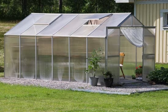 Comment bien installer une serre de jardin et bien la fixer au sol