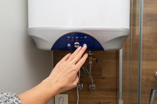 InSinkErator Système de distribution d'eau chaude instantanée HOT250, robinet à poignée simple 8,21 po avec réservoir de 2/3 gallons et Commentaires - Canada