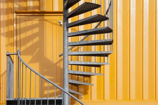 Escalier métallique extérieur versus intérieur